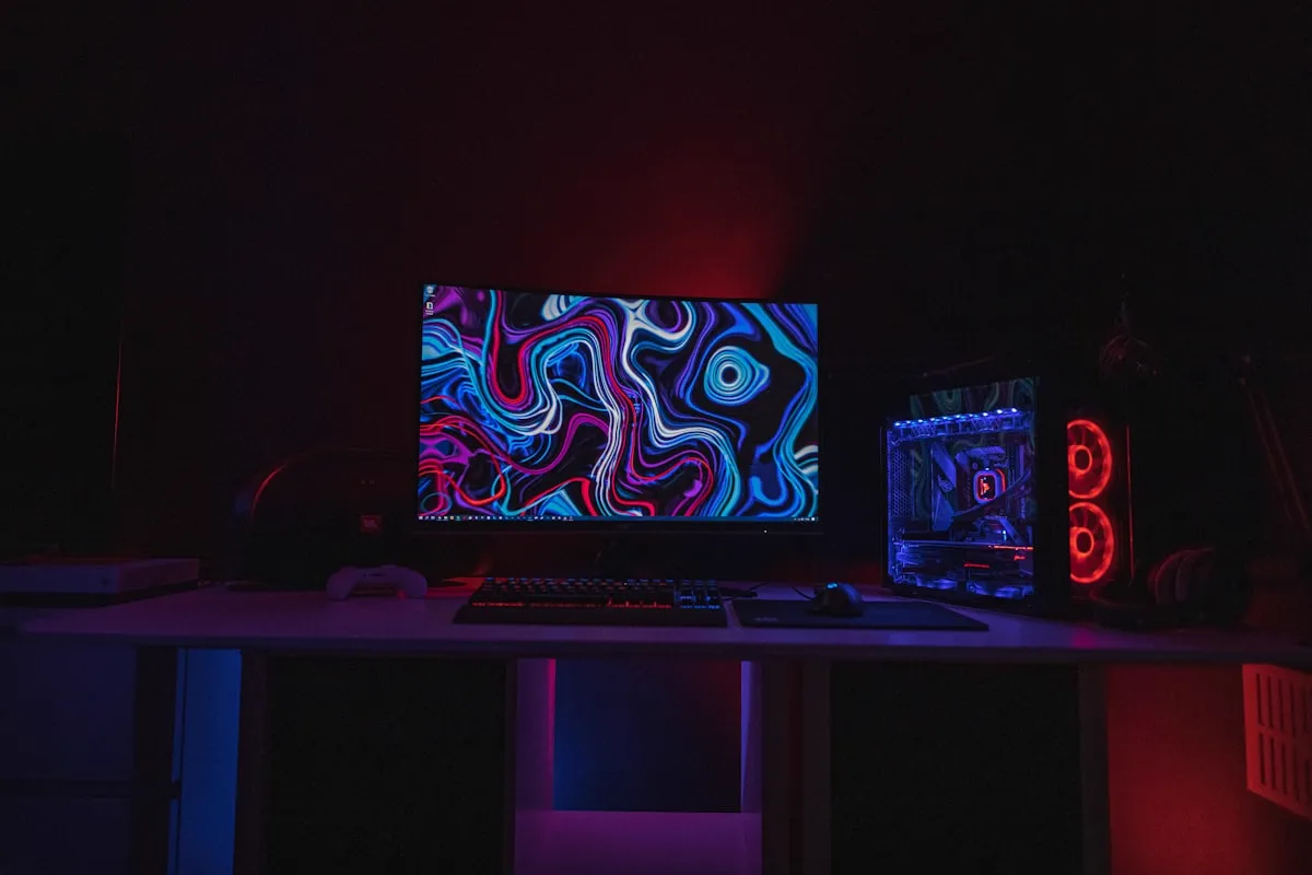 Setup gamer con monitor y PC RGB